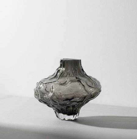 فازا زجاجية سوداء بنقش 3D