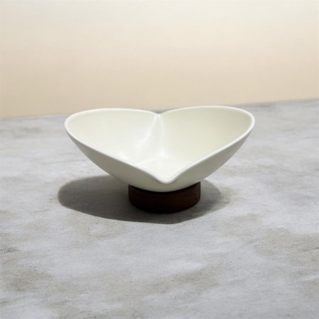 مضيفة على شكل قلب حجر ثقيل مع رجل خشب أكاسيا