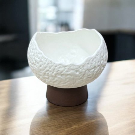 صحن ضيافة حجر منقش مع رجل خشبية حجم صغير