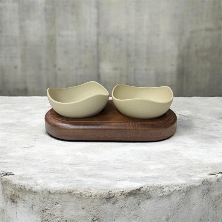 قاعدة خشب أكاسيا مع صحنين حجر صغار