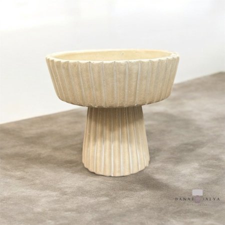 مضيفة حجر مخططة مع رجل حجم صغير