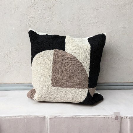 مخدة ديكور مُطرزة