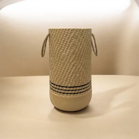 فازا فخارا بتصميم القش مع إيدين قش