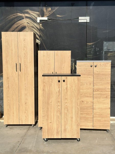 خزائن خشب بأحجام مختلفة