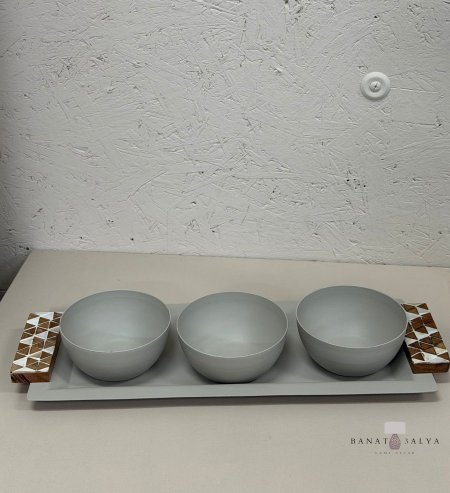 جاط معدن مع ثلاث صحون بالاضافة لإيدين خشب