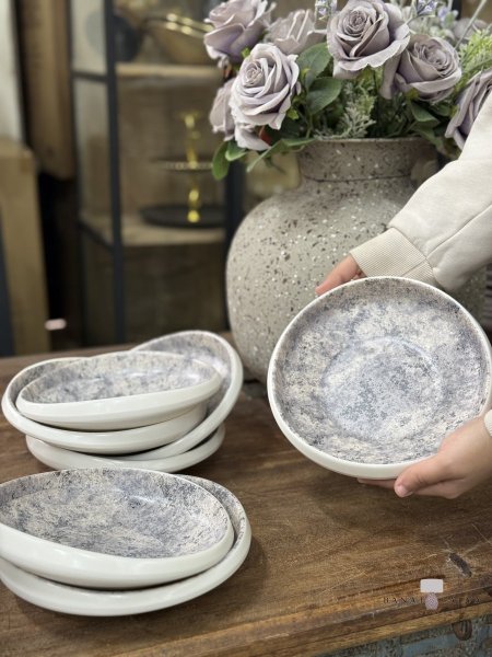 زبدية / طَبَق عميق بإطار يشبه الهالة