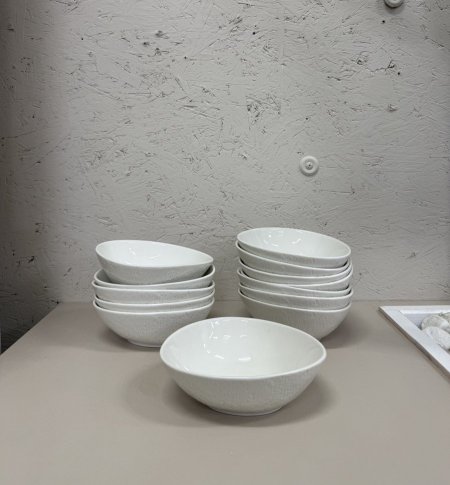 صحن دائري مغوّط بورسلان حجم صغير ابيض منقش