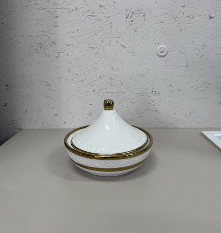 مضيفة بورسلان ابيض منقشة مع إضافة الابيض ، مع غطاء