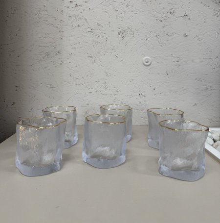 كاسات عصير بتصميم مُموّج مع إطار ذهبي (6 كاسات)