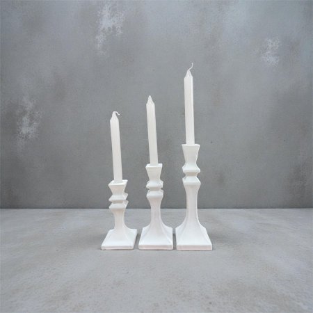 سيت شمعدنات ابيض بتصاميم مُربع