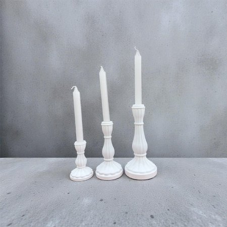 سيت شمعدنات ابيض بتصميم ملكي