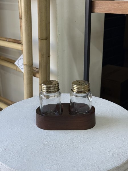 ملَّحات قزاز مع قاعدة خشب غامق