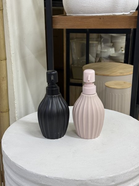 علبة شامبو فخار املس بنقش بارز