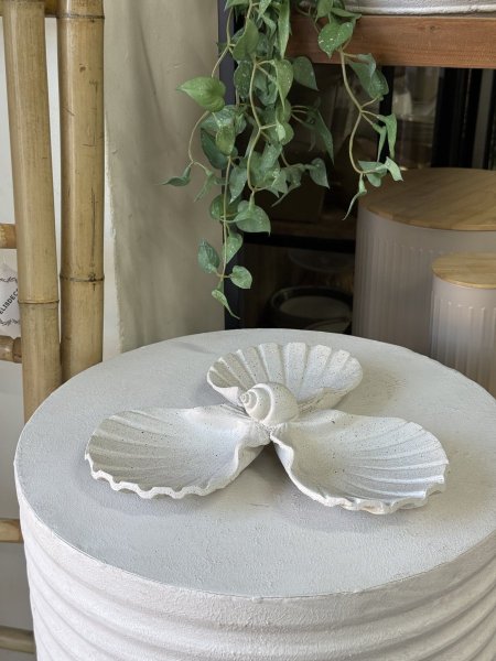 صحن مقسم حجر ابيض بتصميم الصدف (3 اقسام)