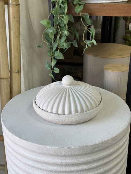 مضيفة حجر ابيض مع غطاء بنقش بازر دائرية