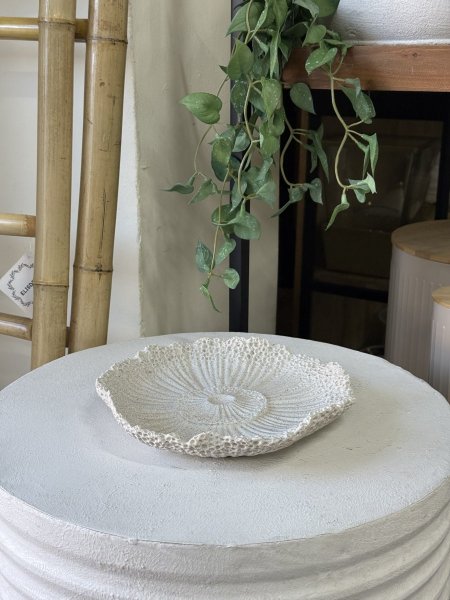 صحن حجر ابيض بتصميم "وردة"