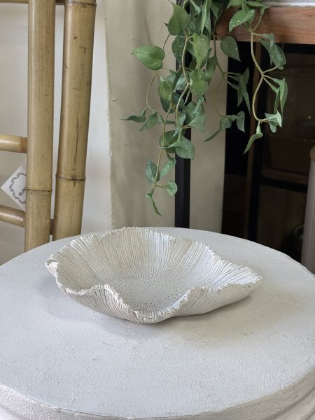 صحن تقديم حجر ابيض مموج منقش