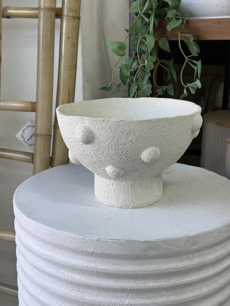 جاط فواكه حجر ابيض بنقش بارز مع رجل قصيرة