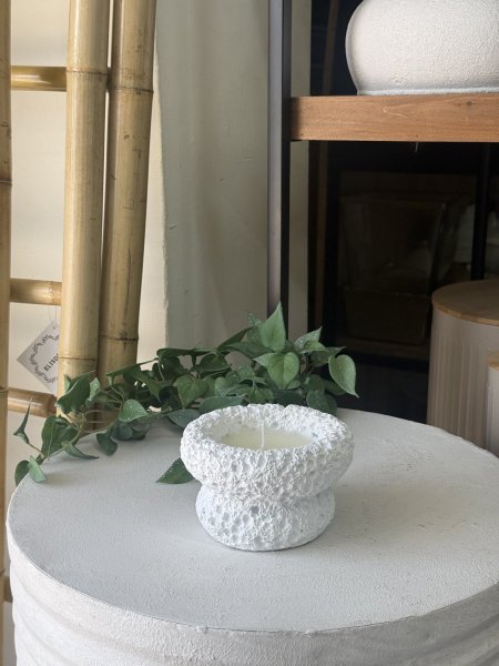 شمعة حجر ابيض منقش