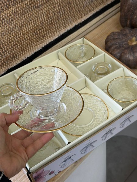 طقم 6 كاسات شاي مع صحون شفاف منقش مذهب