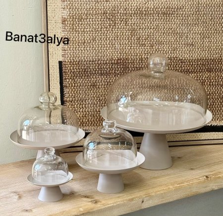 مضايف للكعك معدن سهارا مع غطا قزاز احجام