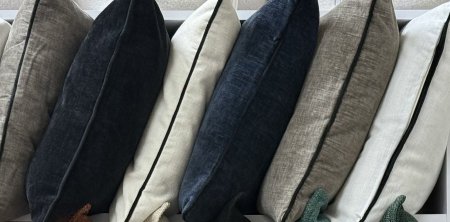 مخدة ديكور مخمل مع إطار اسود