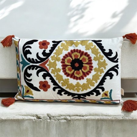 مخدة ديكور مطرزة