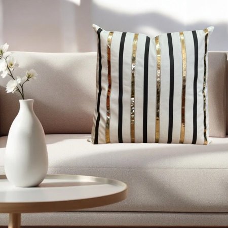 مخدة ديكور بخطوط جلد