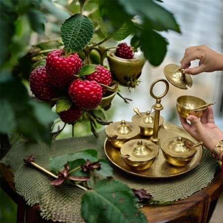 ستاند دائري مع مجموعة صحون للمكسرات والحلويات